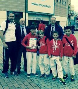 Alessandro Conte, Tommaso Mason, Cesare Barichello, Alvise Toniolo in compagnia - da dx- del DT Nazionale Pierluigi Aschieri, al Vice-presidente Veneto Karate Emilio Roberto Baggio e al coach Michele Stocco