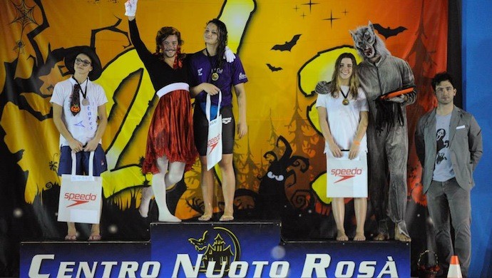 Antares ad Halloween sale mascherata sul podio