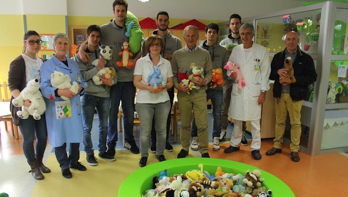 L’AP Castelfranco regala un sacco di orsacchiotti di peluche ai bimbi della Pediatria del San Giacomo